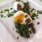 Grønne asparges, ramsløg og perfekte æg