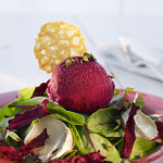 Rødbedesorbet på sprød salat med grillet gedeost