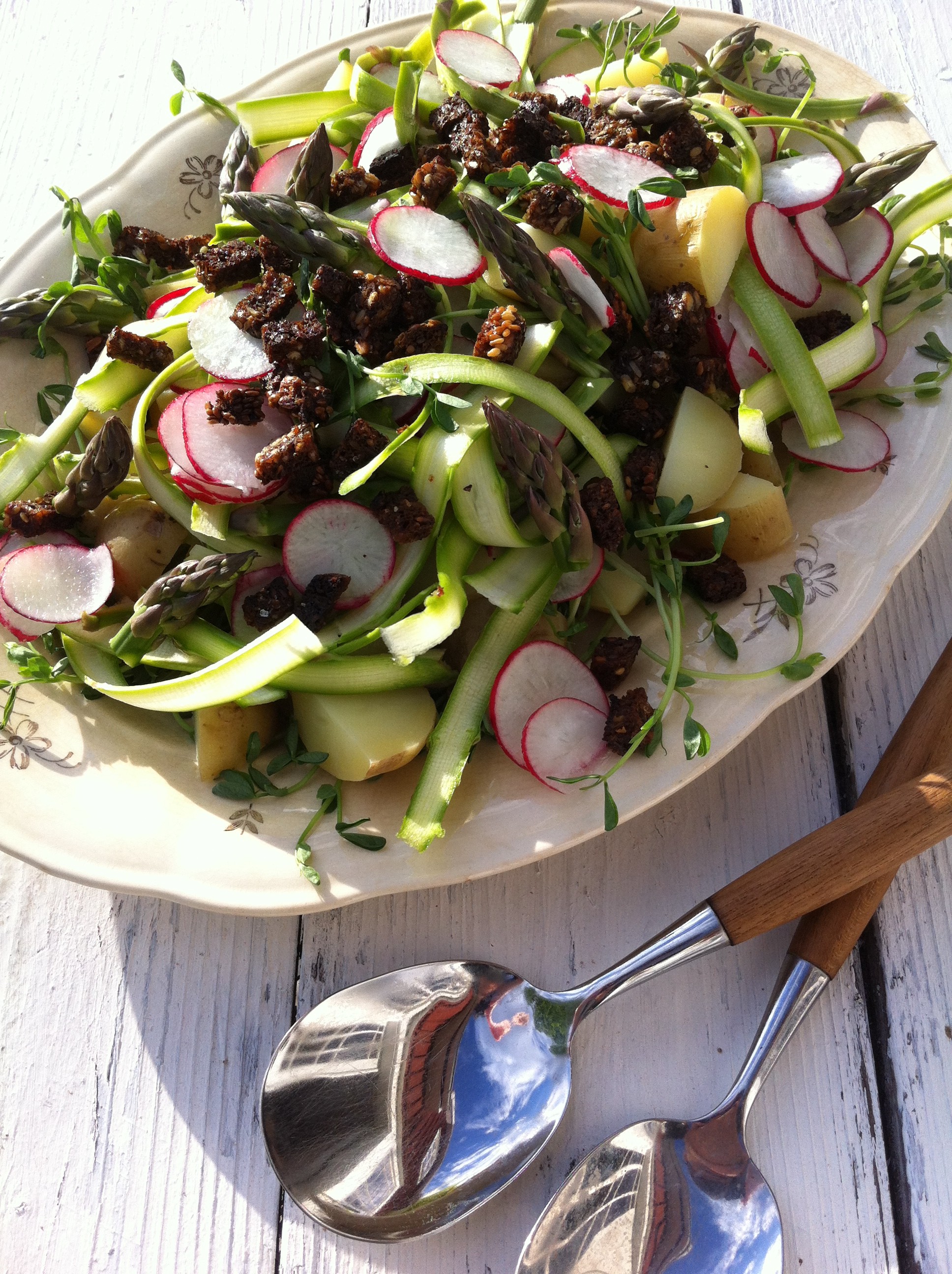 Sommersalat med kartoffel, ærteskud, asparges og radise - Madtanker ...
